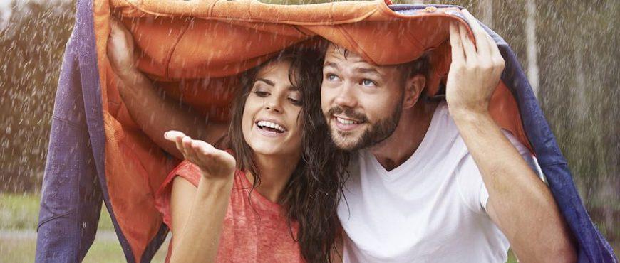 Surmonter les défis d'une vision différente de l'éducation des enfants - Couple sous la pluie - Martine Savaria - Coaching parental et individuel