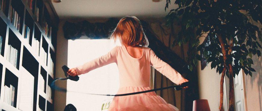 6 astuces pour faciliter la routine du m atin avec votre enfant - Enfant qui joue - Fillette - Éducation bienveillante - Martine Savaria - Coaching parental et individuel