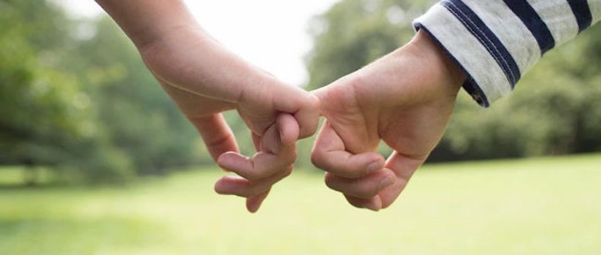 Main dans la main - Le vase de votre enfant est-il plein - Confiance - Relation parent-enfant - Bonheur - Éducation bienveillante - Martine Savaria - Coaching parent et individuel