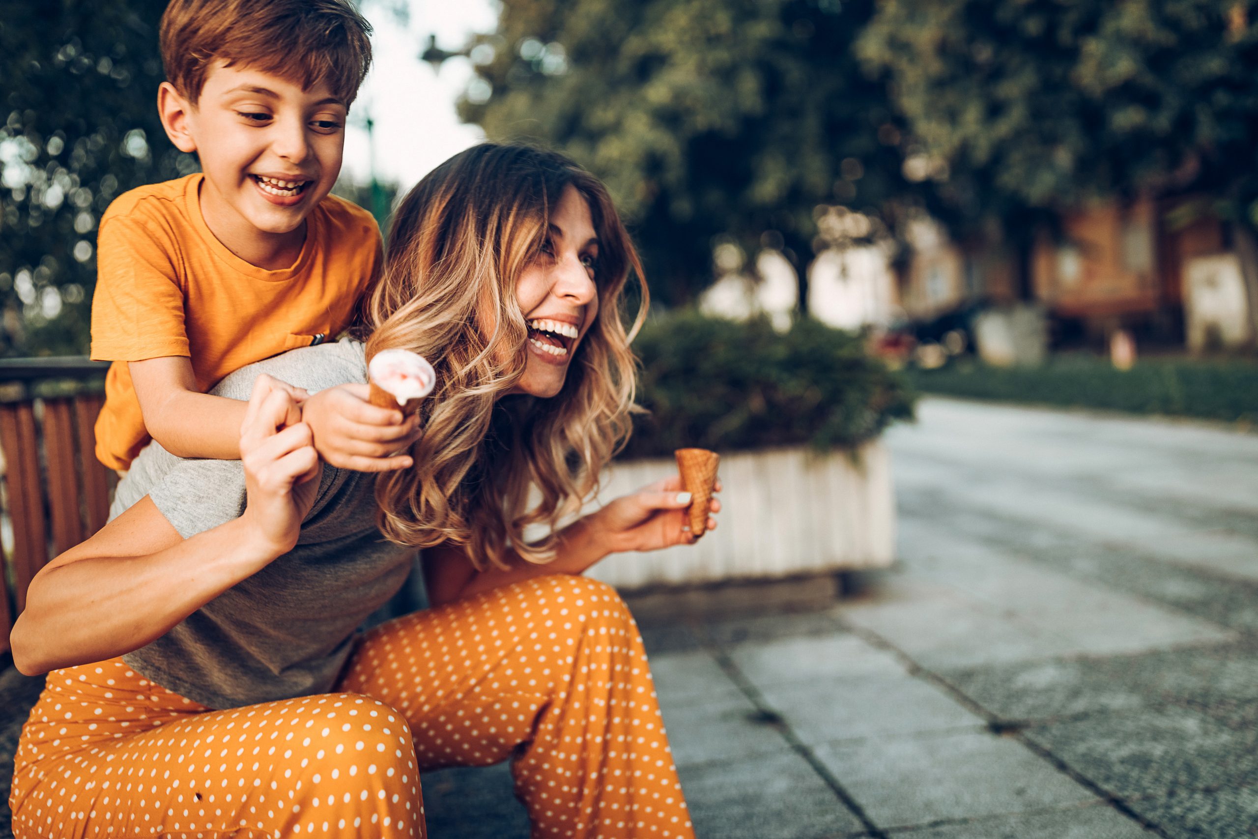 Mère et son fils heureux - Relation respectueuse et remplie d'amour - Éducation bienveillante - Martine Savaria - Coaching parental & personnel Mère et son fils heureux - Relation respectueuse et remplie d'amour - Éducation bienveillante - Martine Savaria - Coaching parental & personnel