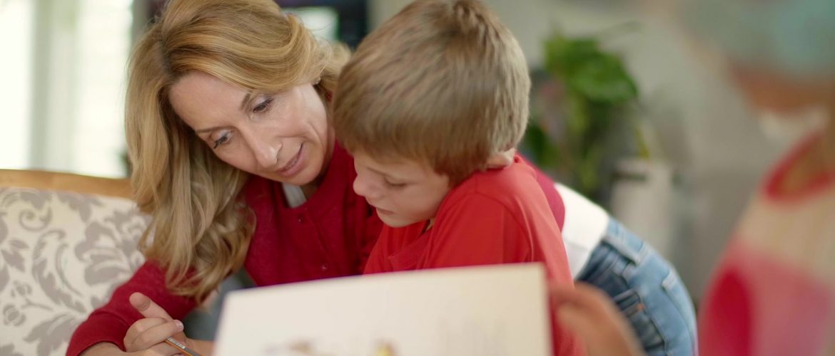 Période de devoir - Mère avec son garçon - Martine Savaria - Coaching parental & personnel