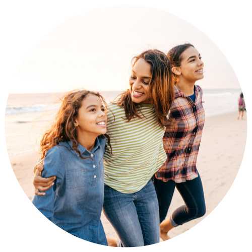 Famille unie - Mère et filles à la plage - Martine Savaria - Coaching parental & personnel Famille unie - Mère et filles à la plage - Martine Savaria - Coaching parental & personnel
