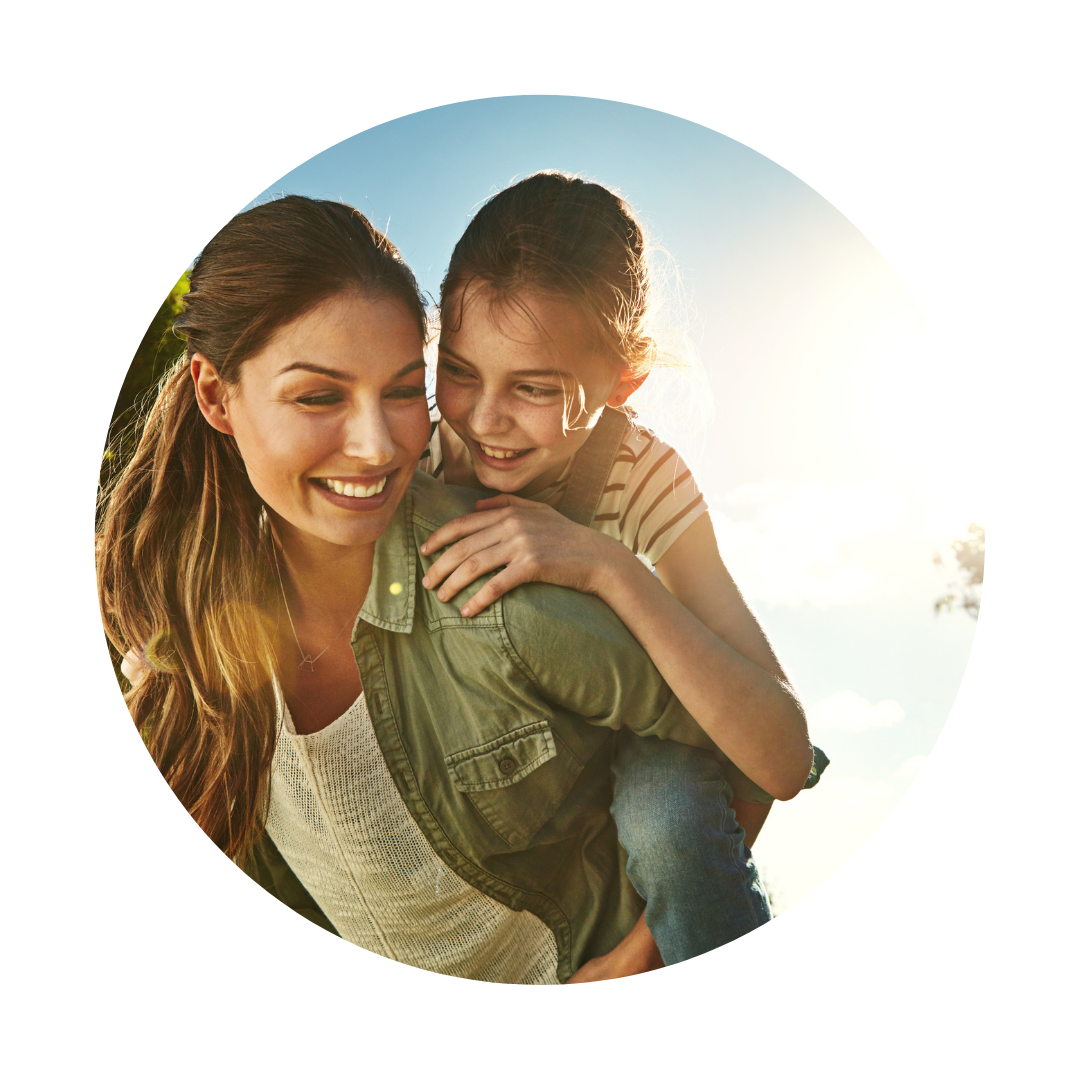 Coaching familial - bonheur en famille - mère et fille heureuses - Martine Savaria - Coaching familial et individuel